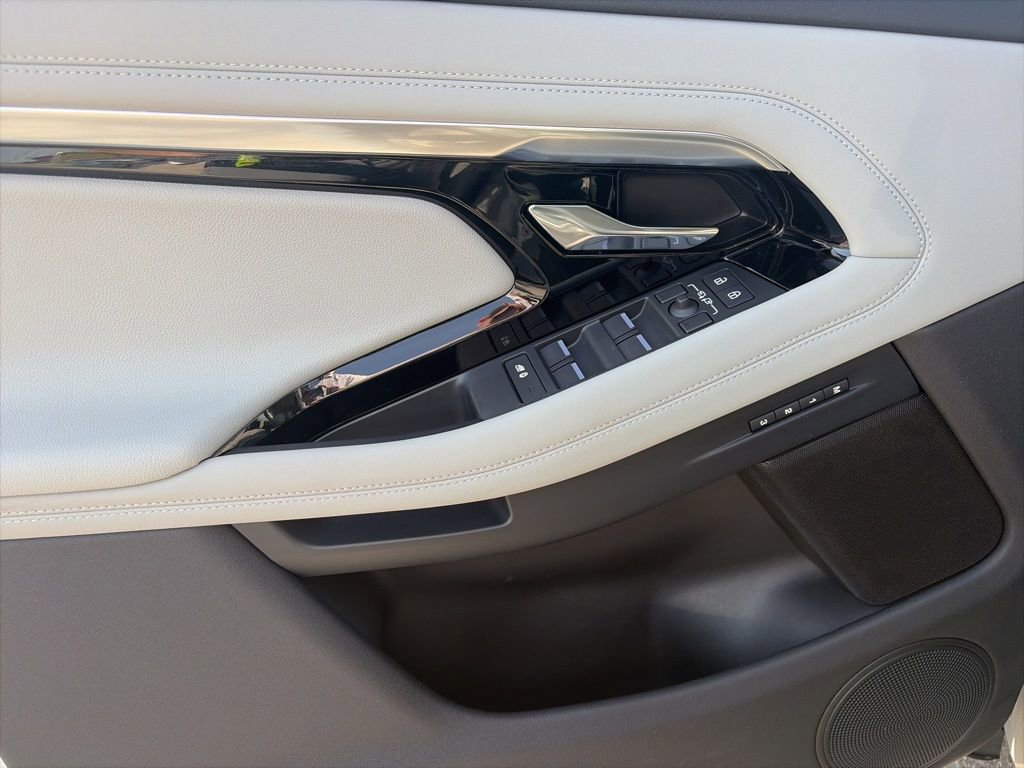 Used 2023 Land Rover Range Rover Evoque R-Dynamic SE image 9