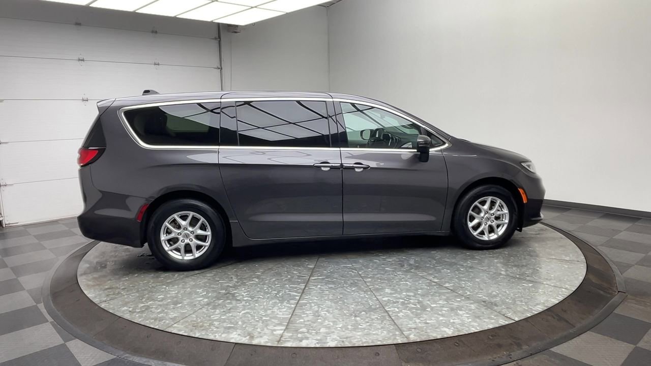 Used 2023 Chrysler Pacifica Touring-L FWD image 38