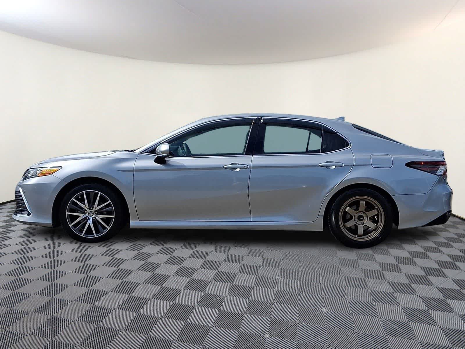 Used 2022 Toyota Camry XLE w/ Navigation Upgrade Package FWD image 9
