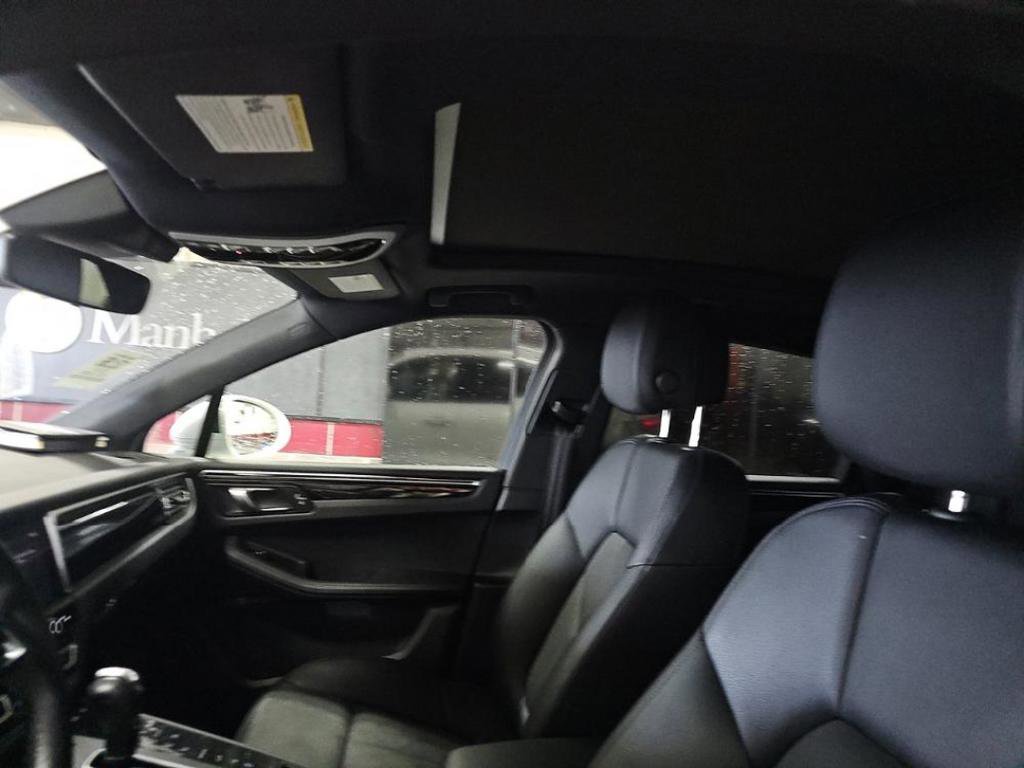 Used 2022 Porsche Macan Base image 6