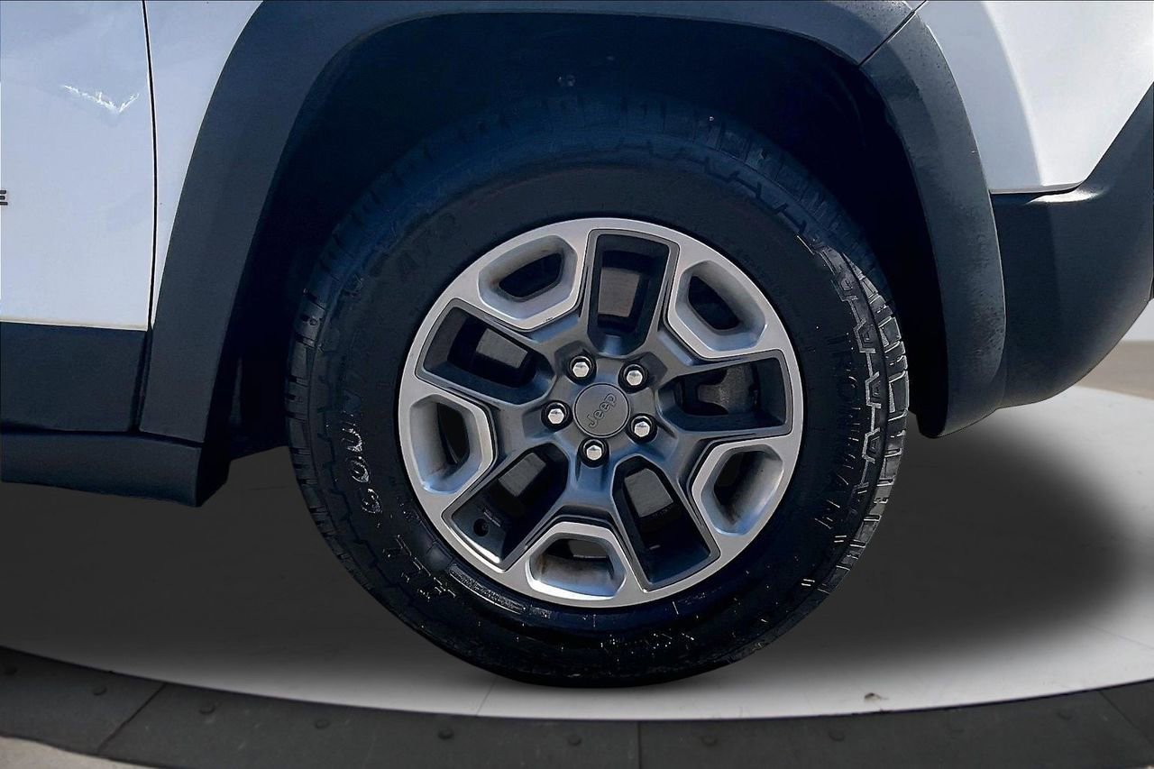 Used 2019 Jeep Cherokee Trailhawk w/ Comfort/Convenience Group image 34