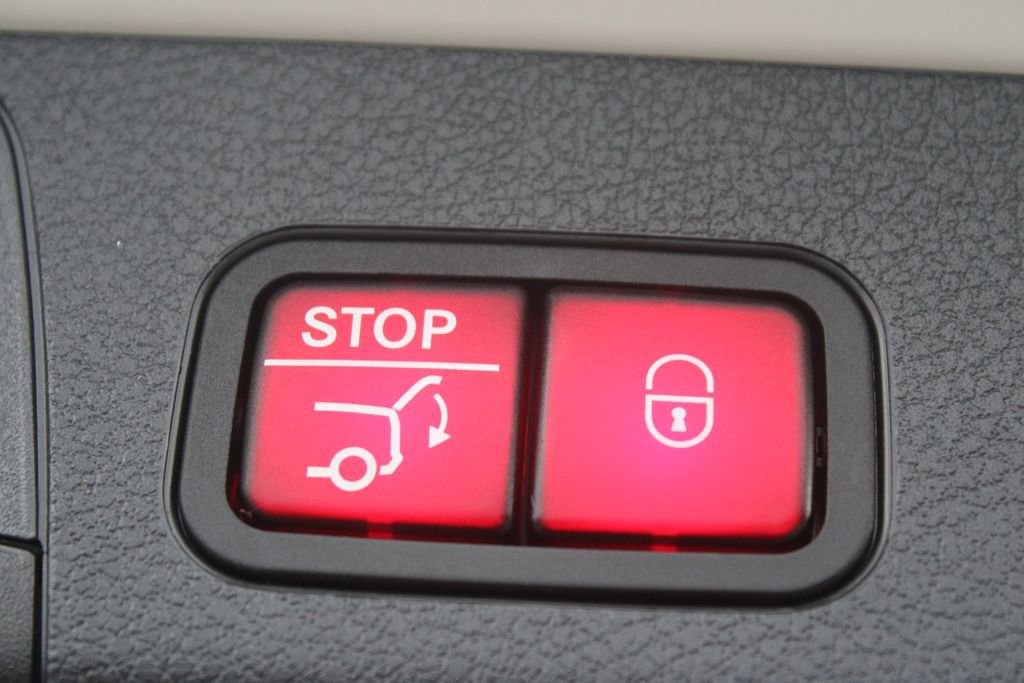 Used 2023 Mercedes-Benz GLB 250 4MATIC w/ Premium Package image 28