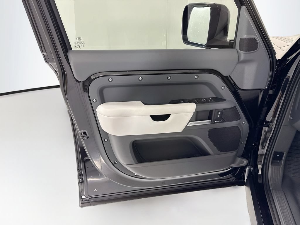 New 2026 Land Rover Defender 110 X-Dynamic SE AWD/4WD image 26