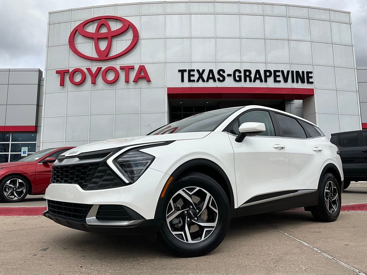 Used 2025 Kia Sportage LX image 2