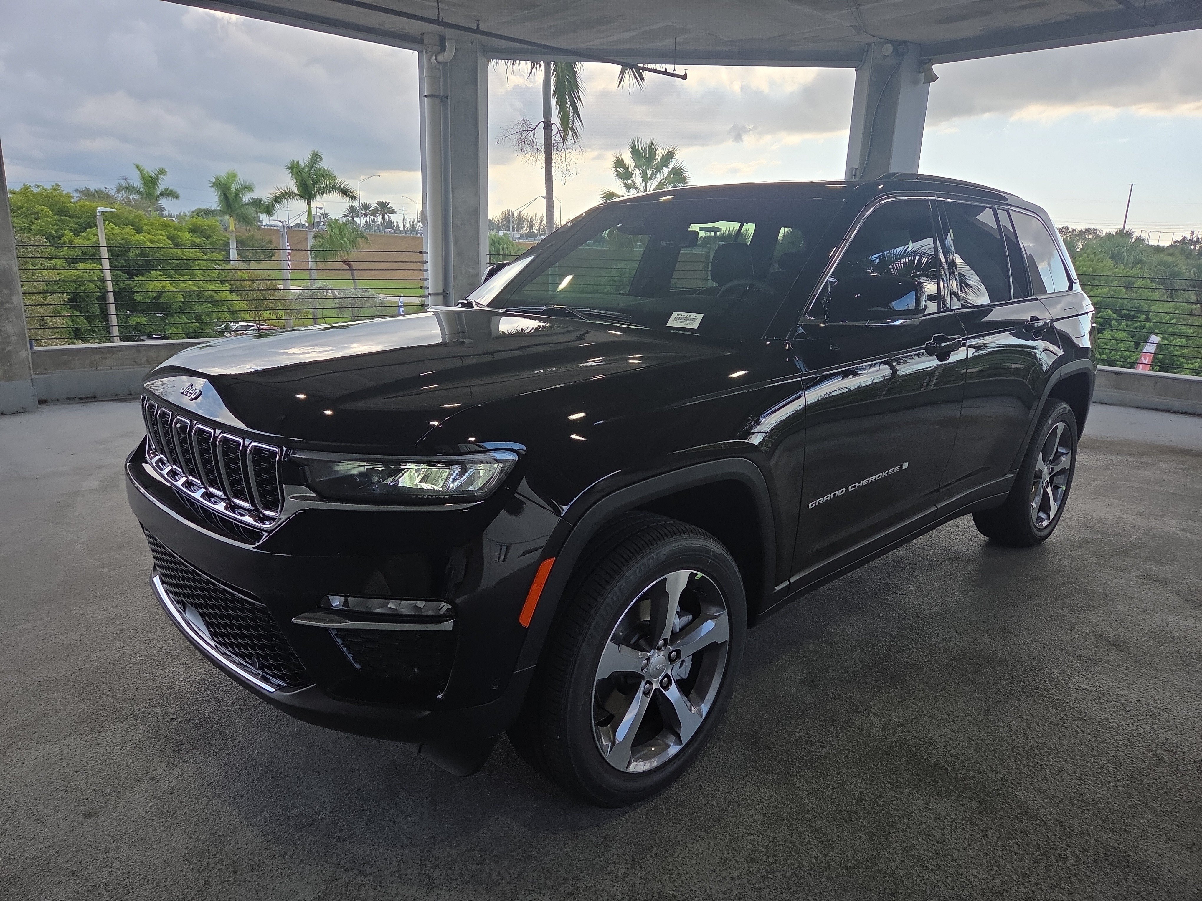 New 2025 Jeep Grand Cherokee Limited w/ Luxury Tech Group II AWD/4WD image 9