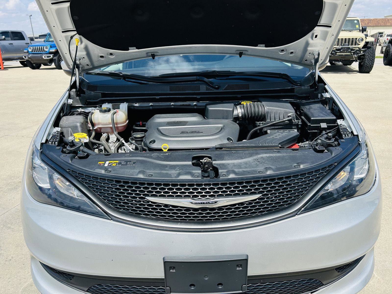 Used 2023 Chrysler Voyager LX image 40