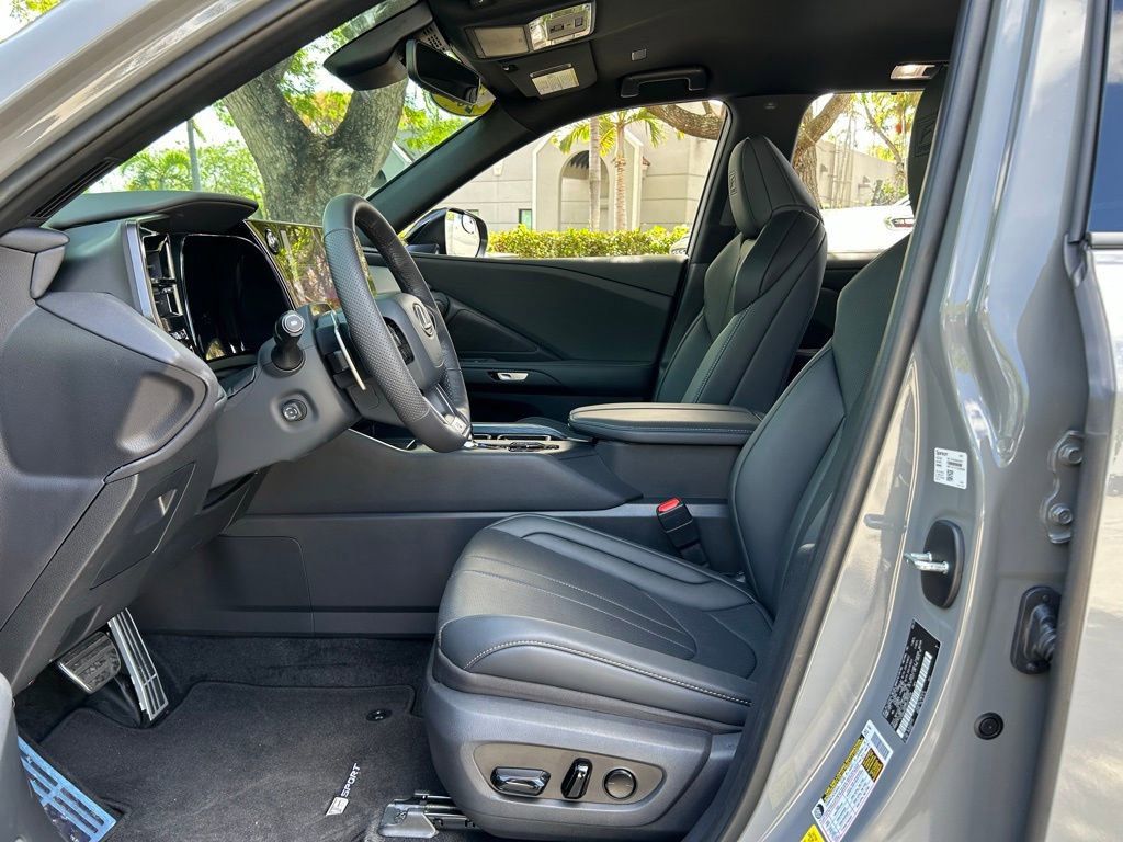 Used 2025 Lexus TX 500h AWD w/ Technology Package image 16