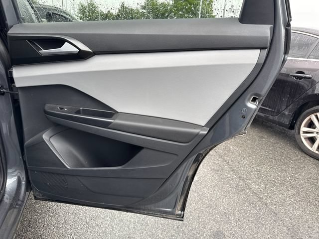 Used 2023 Volkswagen Taos SE w/ Panoramic Sunroof Package FWD image 16