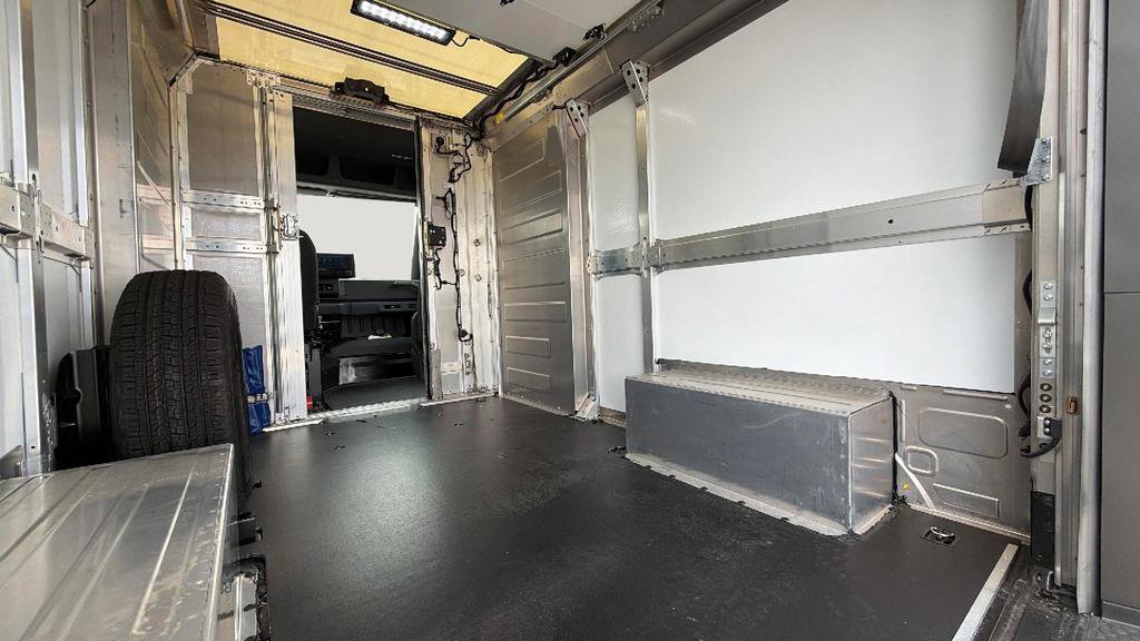Used 2024 Chevrolet Brightdrop 400 w/ Commercial Equipment Package AWD/4WD image 31