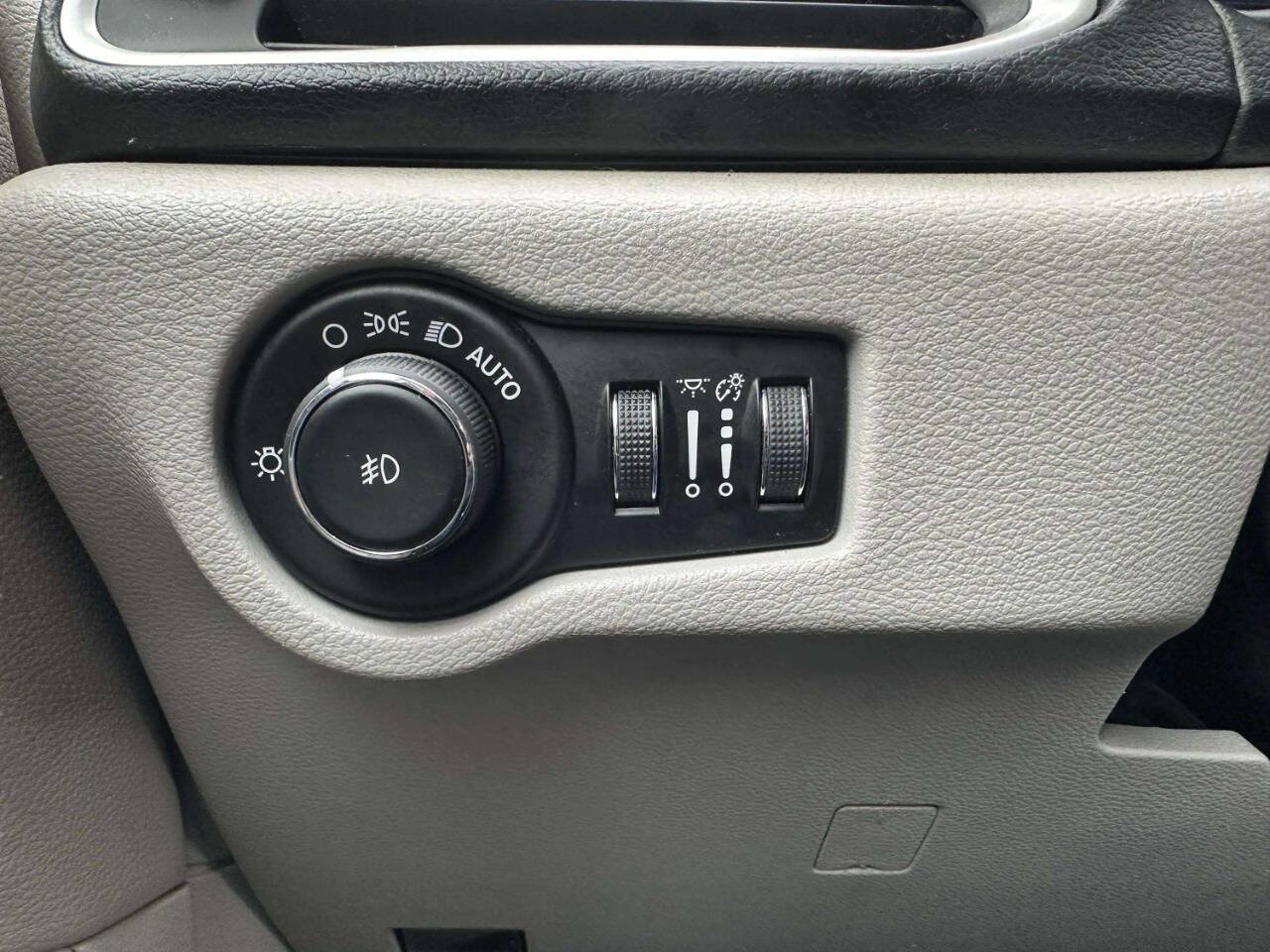 Used 2019 Chrysler Pacifica Touring-L FWD image 27