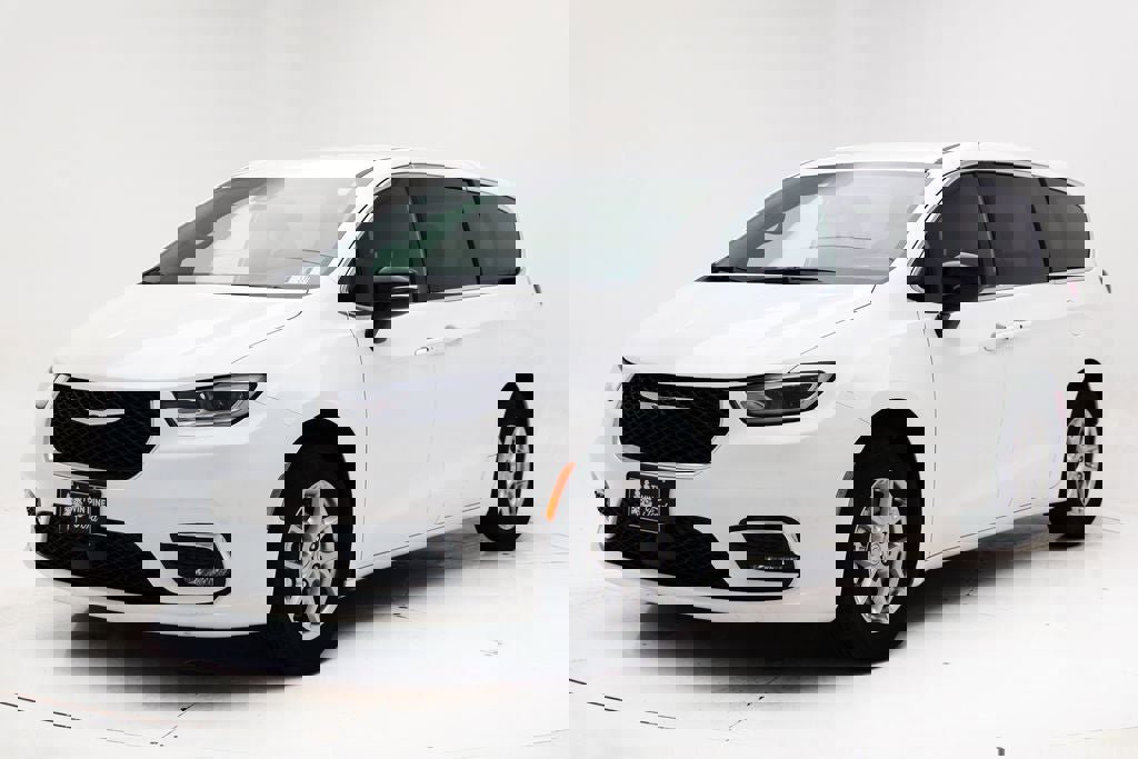 Used 2025 Chrysler Pacifica Select image 4