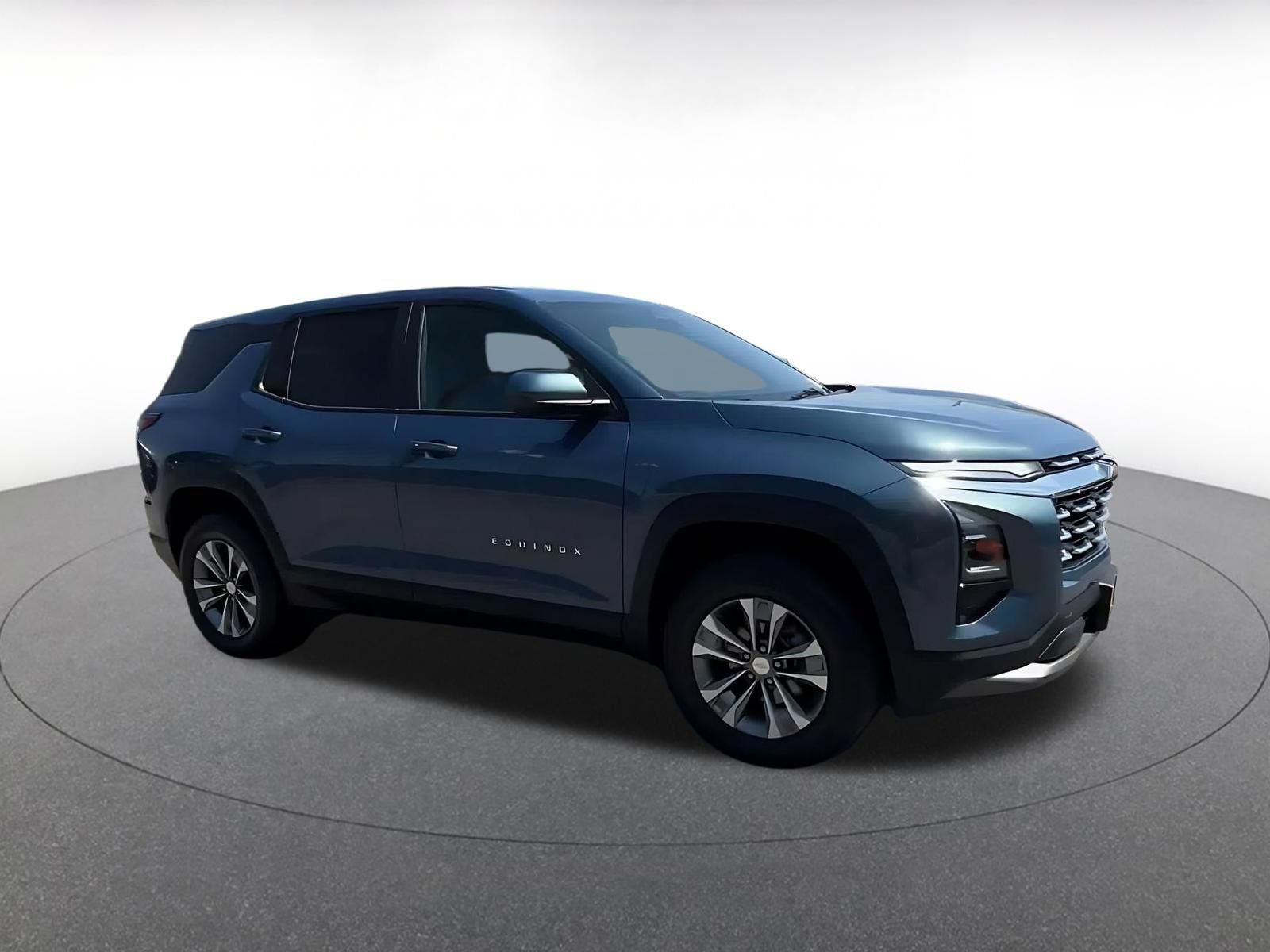 Used 2025 Chevrolet Equinox LT FWD image 2
