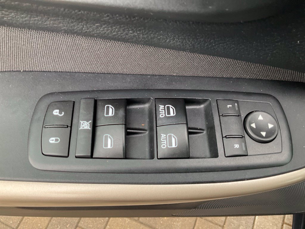 Used 2017 Jeep Cherokee Latitude w/ Cold Weather Group AWD/4WD image 28