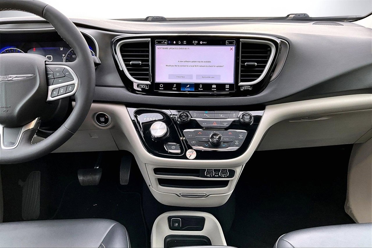 Certified 2024 Chrysler Pacifica Touring-L image 12