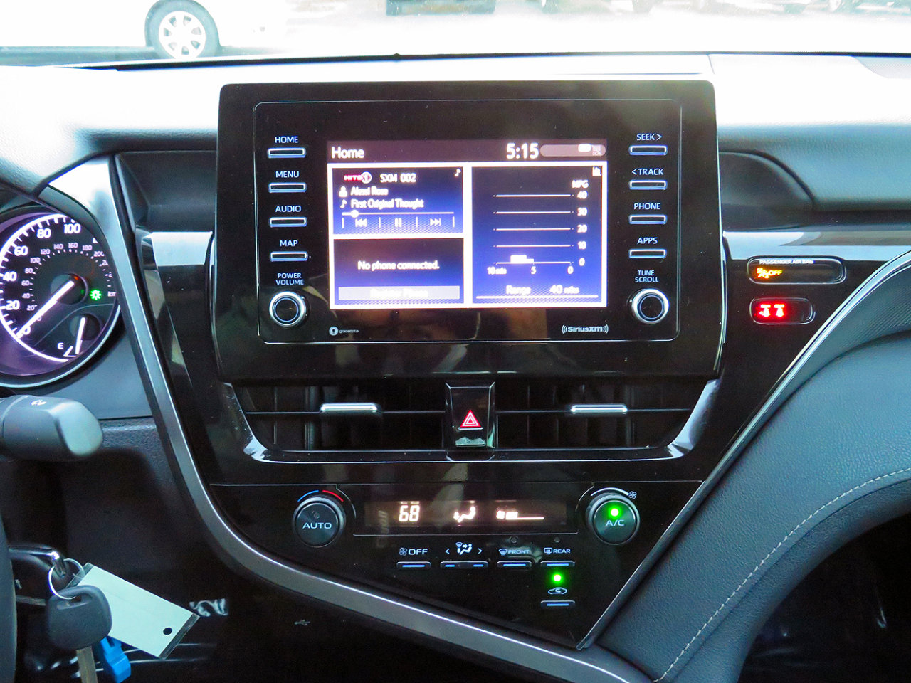 Used 2021 Toyota Camry SE w/ Carpet Mat Package (TMS) image 27