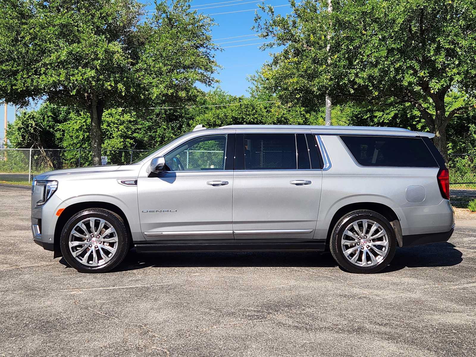 Certified 2024 GMC Yukon XL Denali w/ Denali Reserve Package AWD/4WD image 4