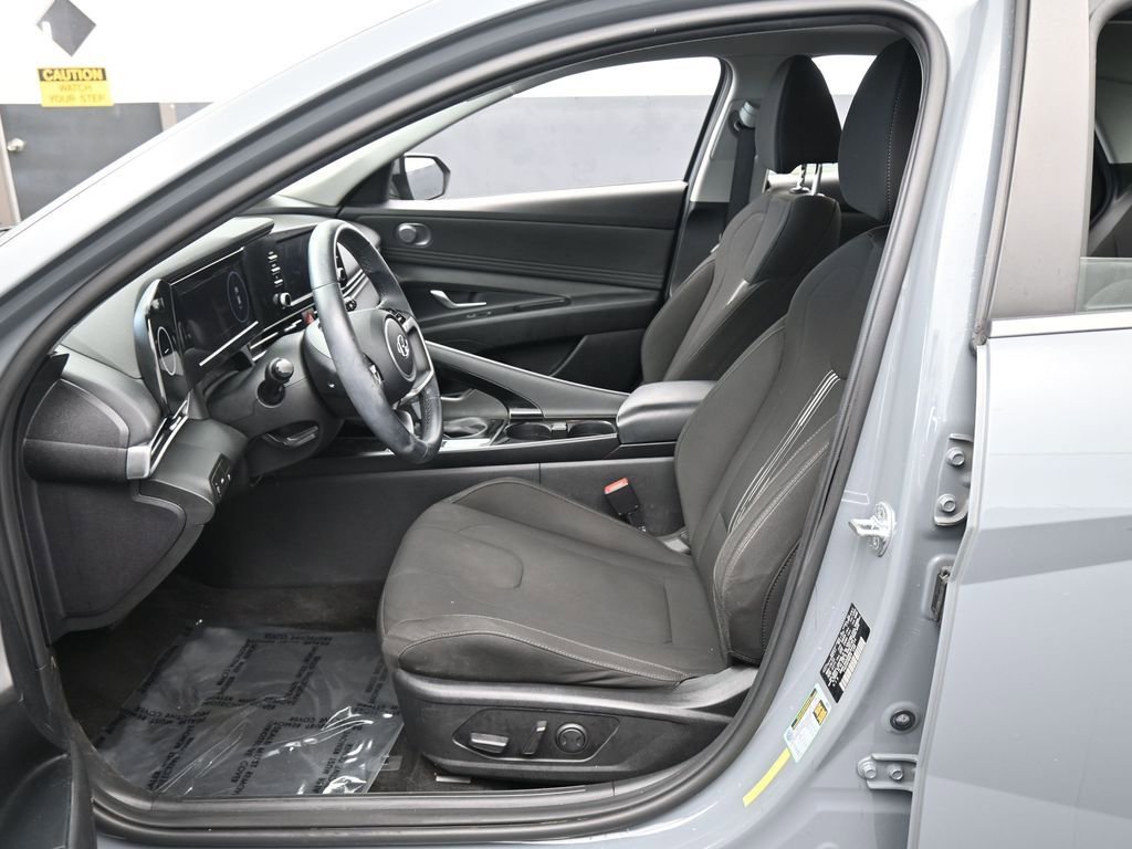 Used 2022 Hyundai Elantra SEL w/ Convenience + Premium Package FWD image 11