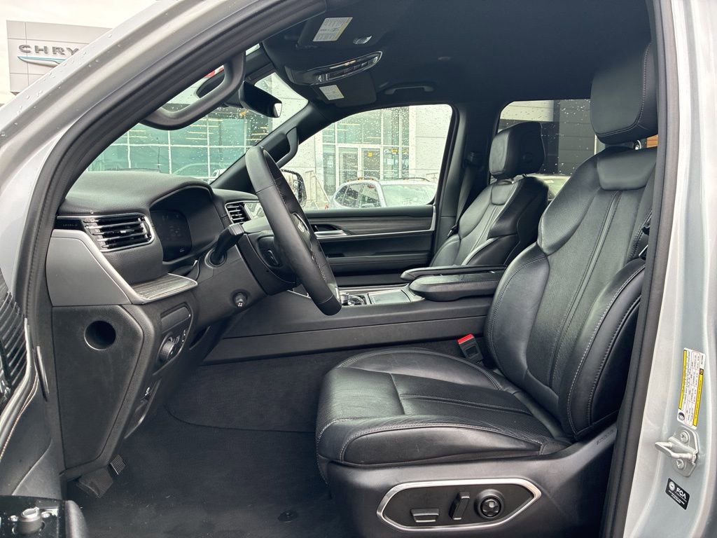 Used 2024 Jeep Wagoneer L Series III w/ Flexible Seating Group image 15