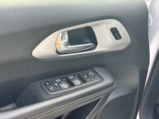 Used 2025 Chrysler Pacifica Limited FWD image 30