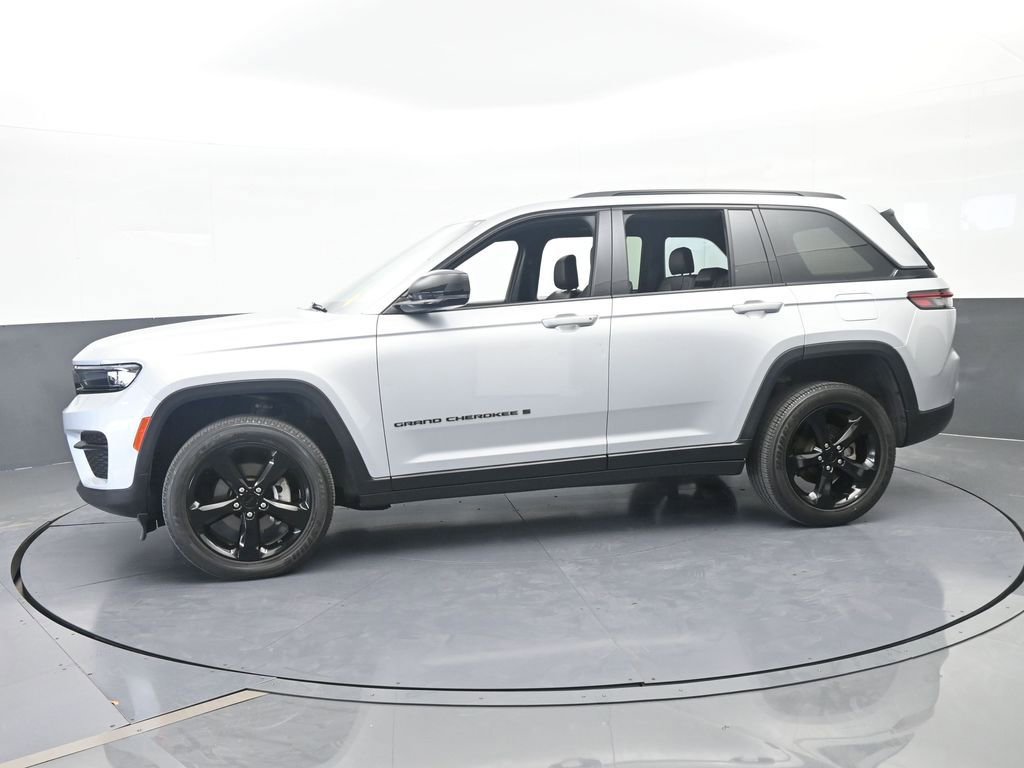 Used 2023 Jeep Grand Cherokee Altitude AWD/4WD image 6