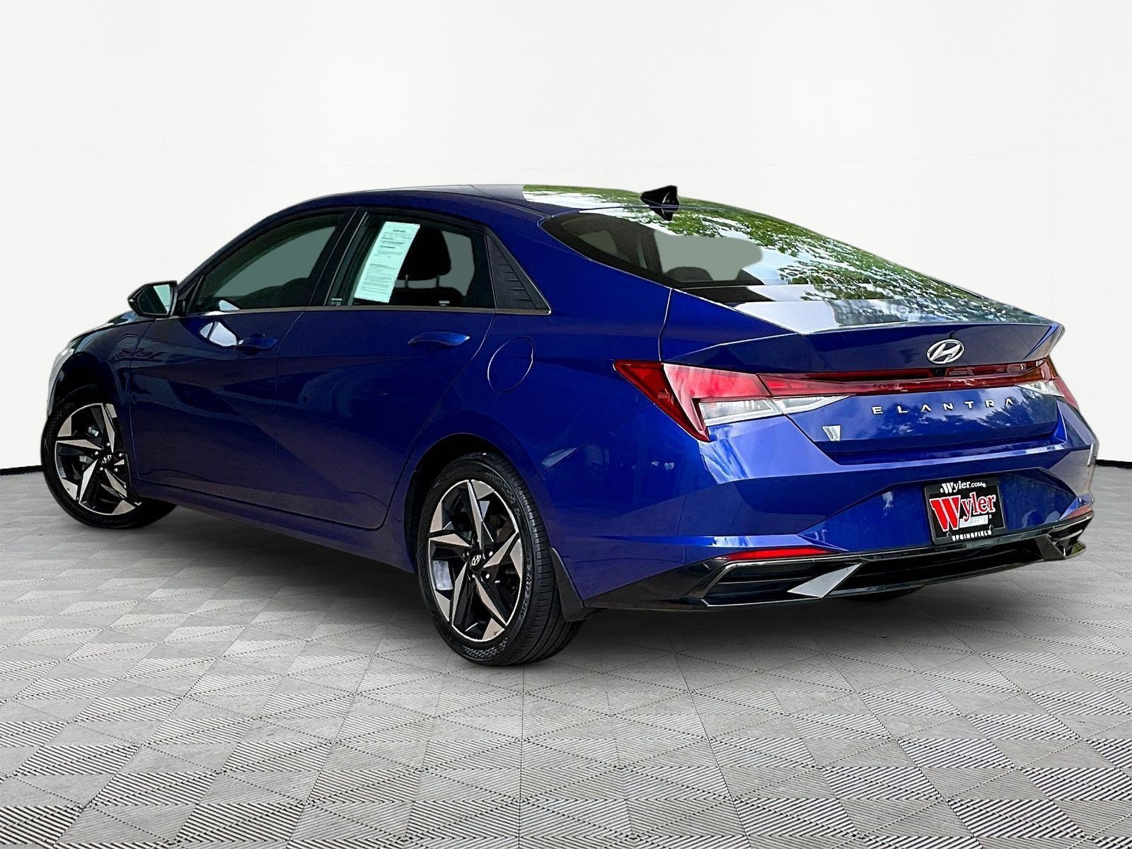Used 2022 Hyundai Elantra SEL w/ Convenience + Premium Package FWD image 4