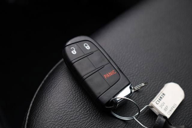 Used 2024 Jeep Compass Latitude image 33