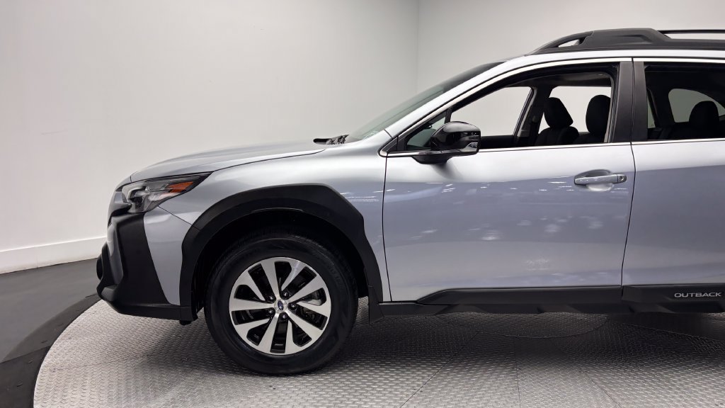 Used 2024 Subaru Outback Premium AWD/4WD image 5