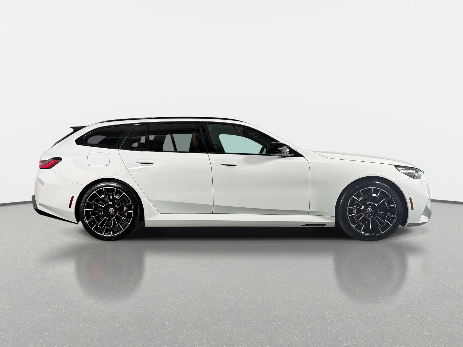 Used 2025 BMW M5 Touring AWD/4WD image 2