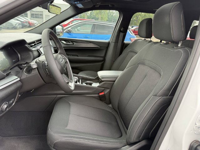 Used 2025 Jeep Grand Cherokee Laredo X w/ Luxury Tech Group I AWD/4WD image 7