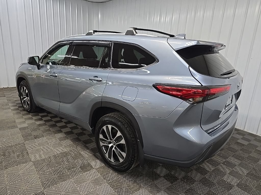 Used 2022 Toyota Highlander XLE AWD/4WD image 9