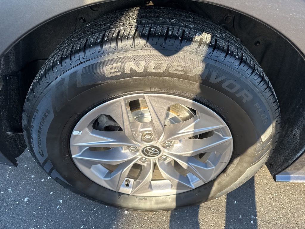 Used 2022 Toyota Sienna XLE image 13