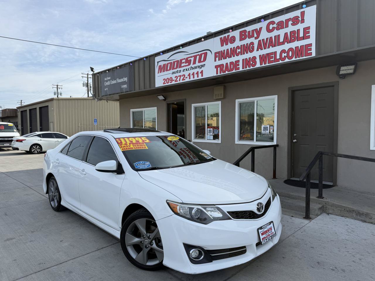 Used 2014 Toyota Camry SE w/ Moonroof Package FWD image 1
