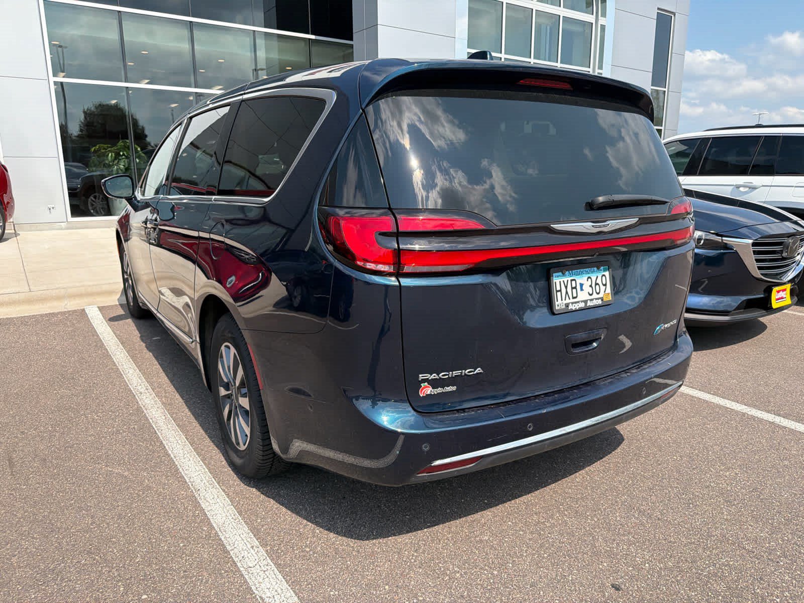 Used 2022 Chrysler Pacifica Limited w/ Uconnect Theater Family Group FWD image 4