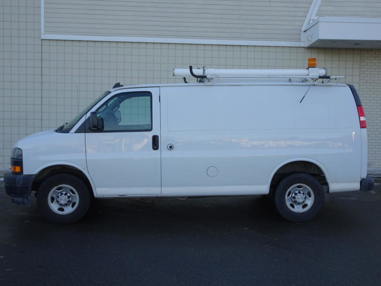 Used 2018 Chevrolet Express 2500 w/ Driver Convenience Package image 4