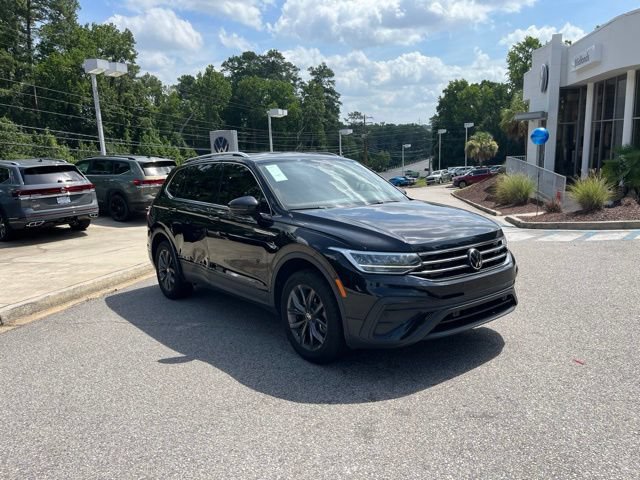 Used 2023 Volkswagen Tiguan SE FWD image 1