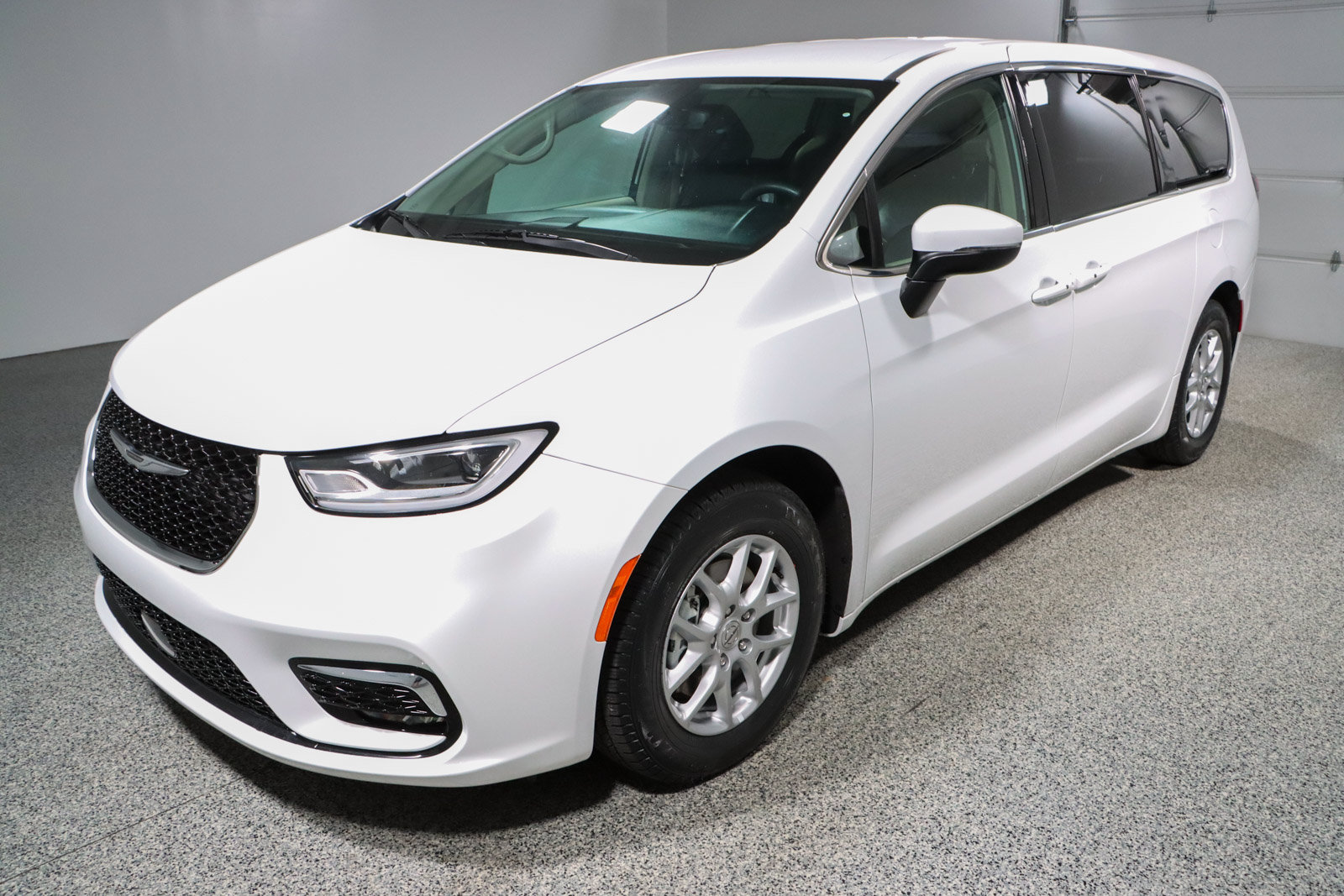 Used 2023 Chrysler Pacifica Touring-L FWD image 34