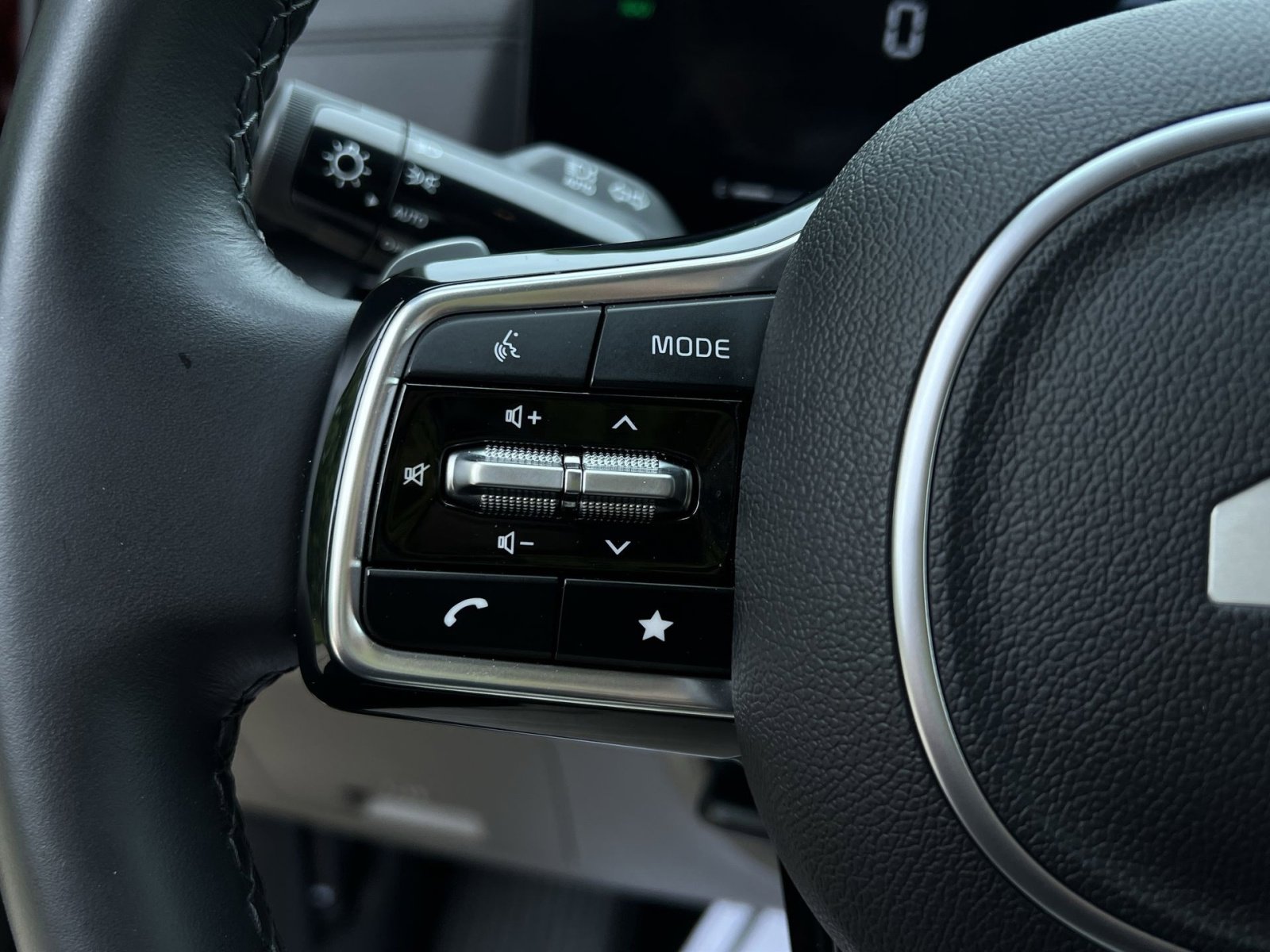Used 2025 Kia Carnival EX FWD image 37