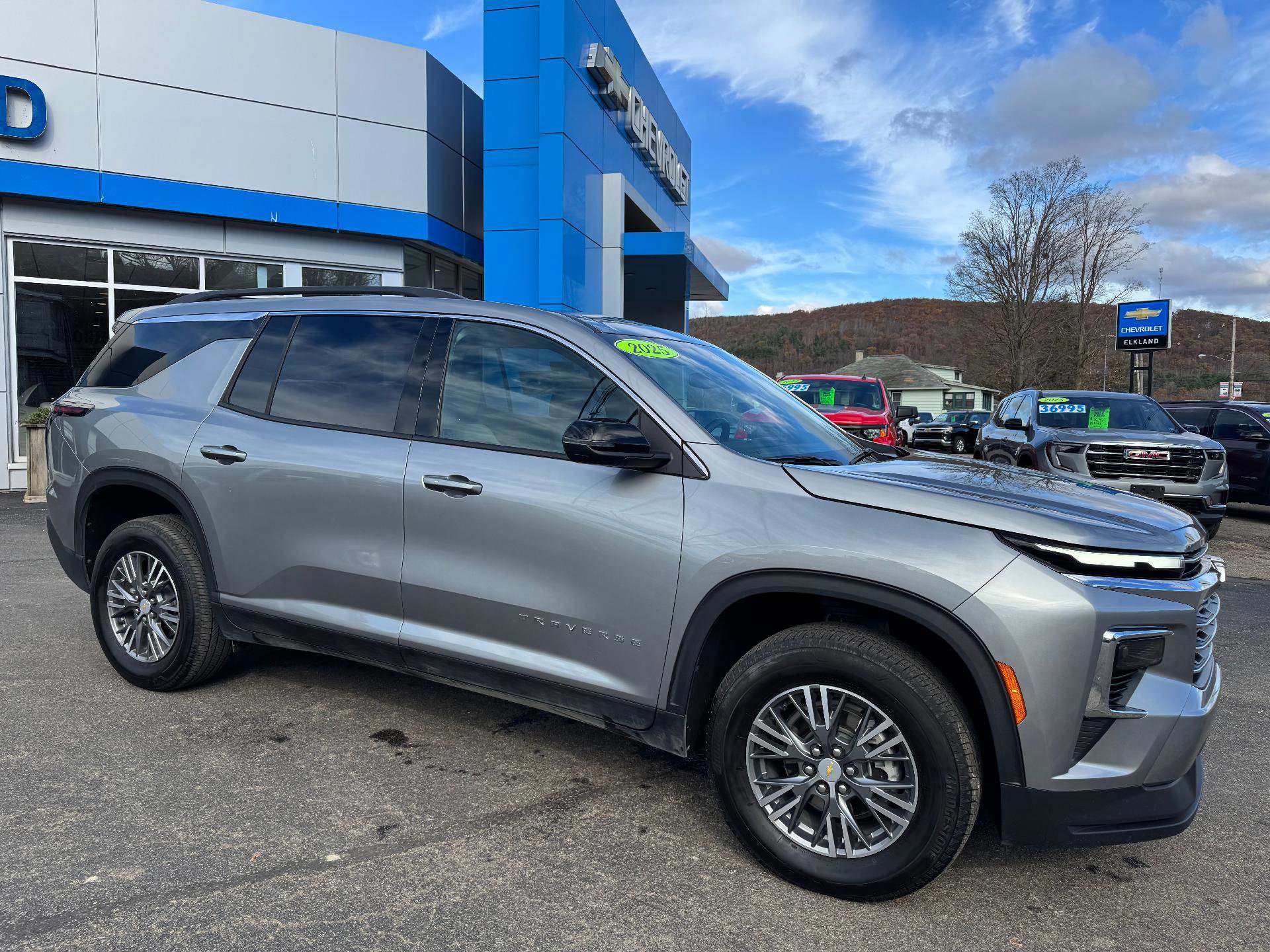 Used 2025 Chevrolet Traverse LT image 3