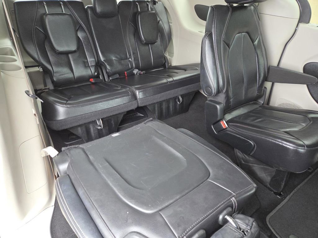 Used 2022 Chrysler Pacifica Touring-L image 20