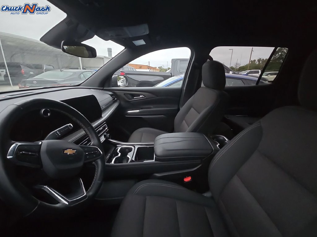 Used 2025 Chevrolet Traverse LT FWD image 9