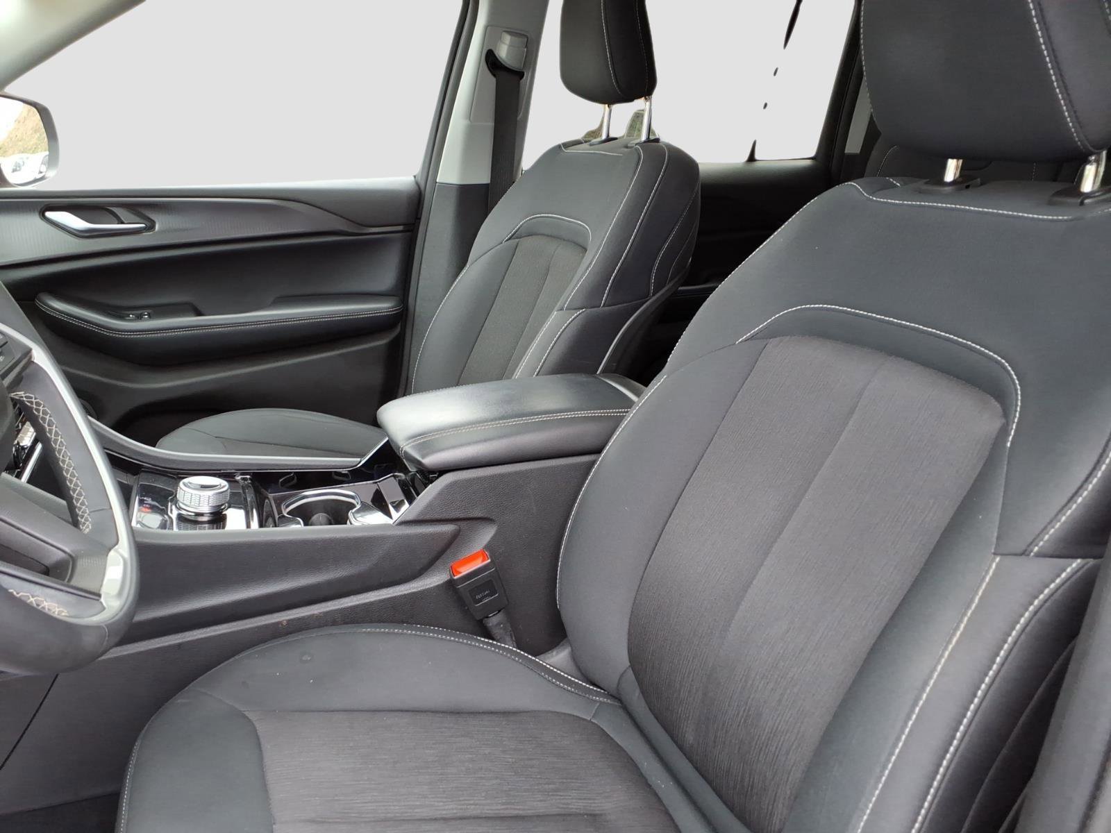 Used 2023 Jeep Grand Cherokee Laredo image 12