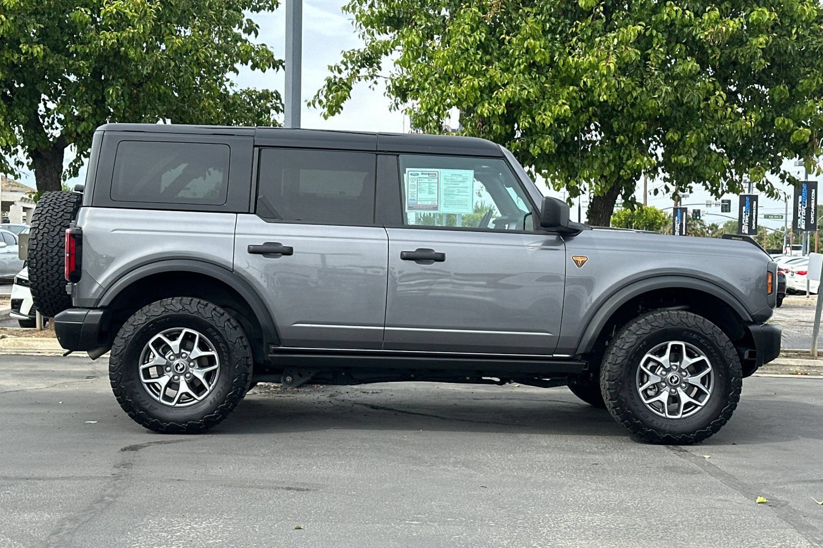 Used 2025 Ford Bronco Badlands AWD/4WD image 3