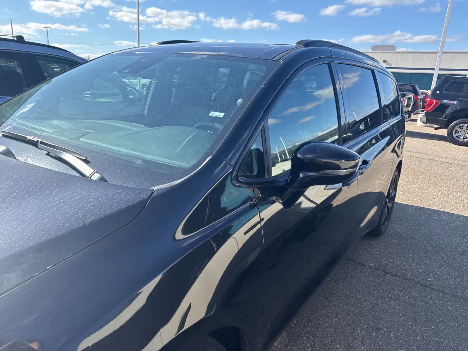 Used 2025 Chrysler Pacifica Limited FWD image 21