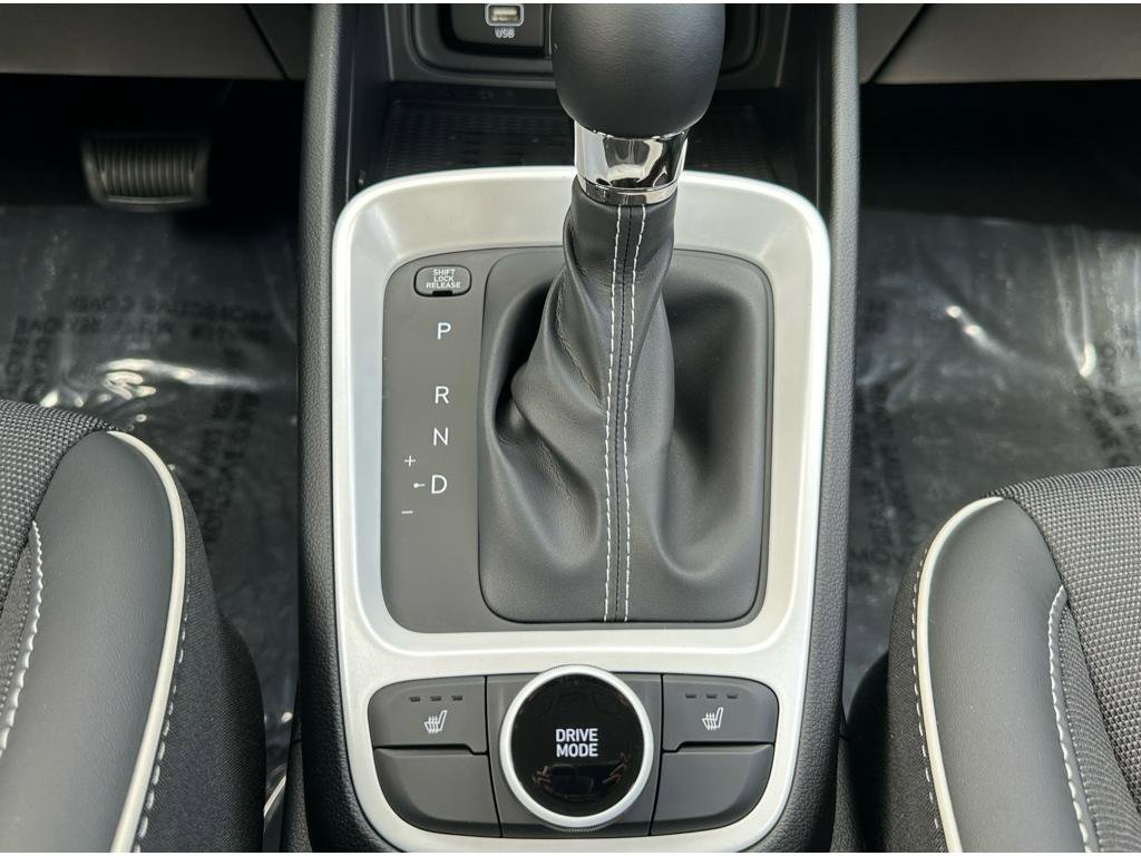 Used 2024 Hyundai Venue Limited image 17