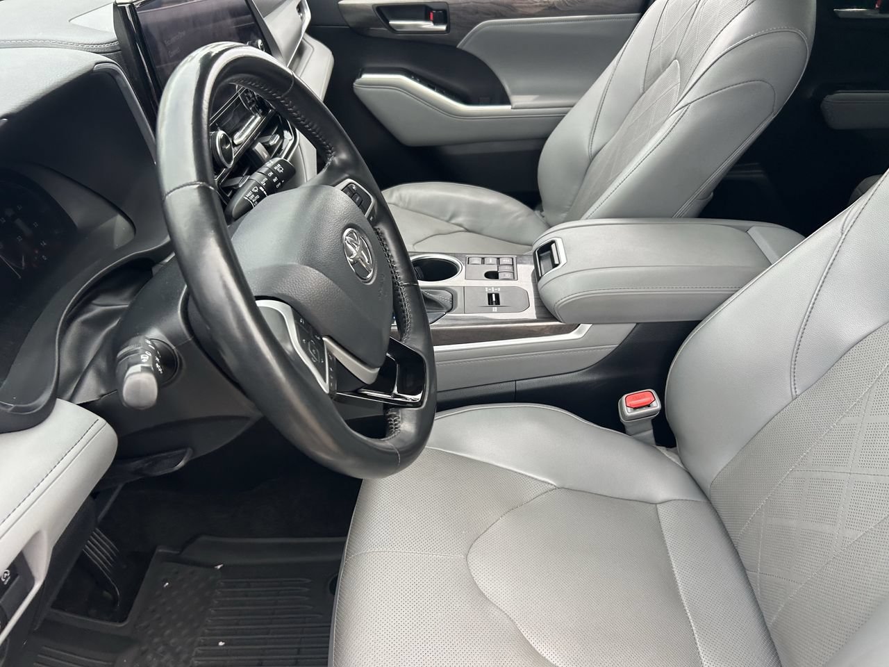 Used 2023 Toyota Highlander Platinum FWD image 33