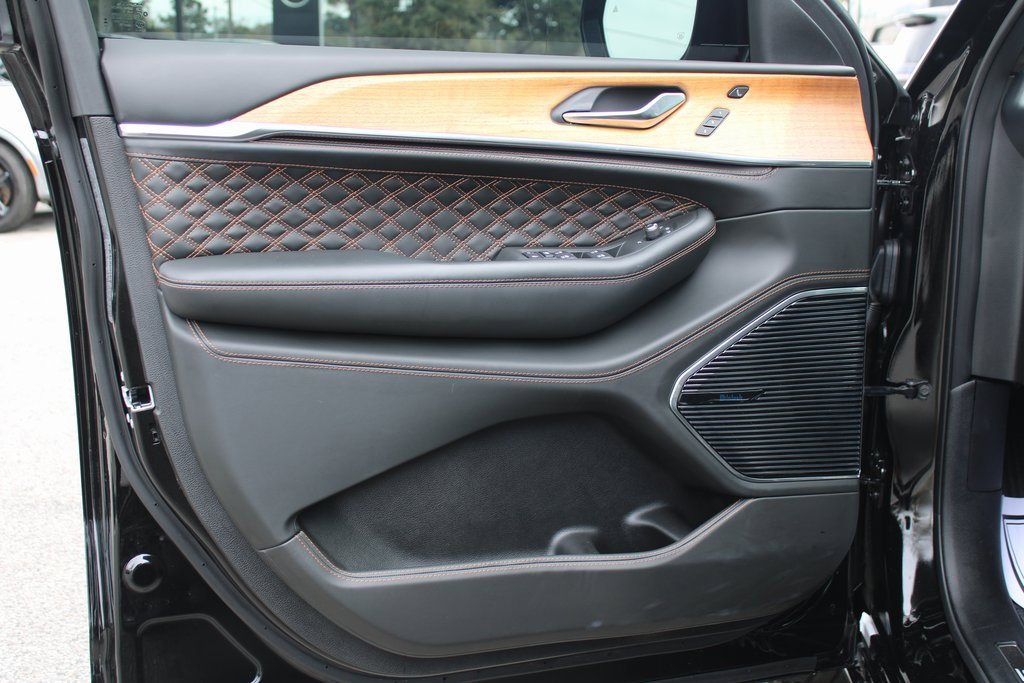 Used 2025 Jeep Grand Cherokee Summit image 11