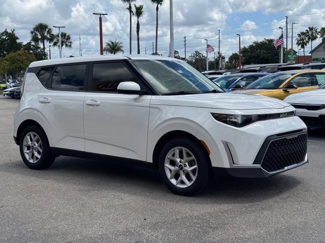 Certified 2023 Kia Soul LX w/ Option Group 015 FWD image 4