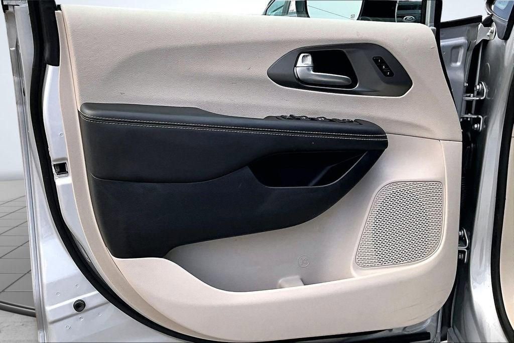 Used 2024 Chrysler Pacifica Touring-L image 23