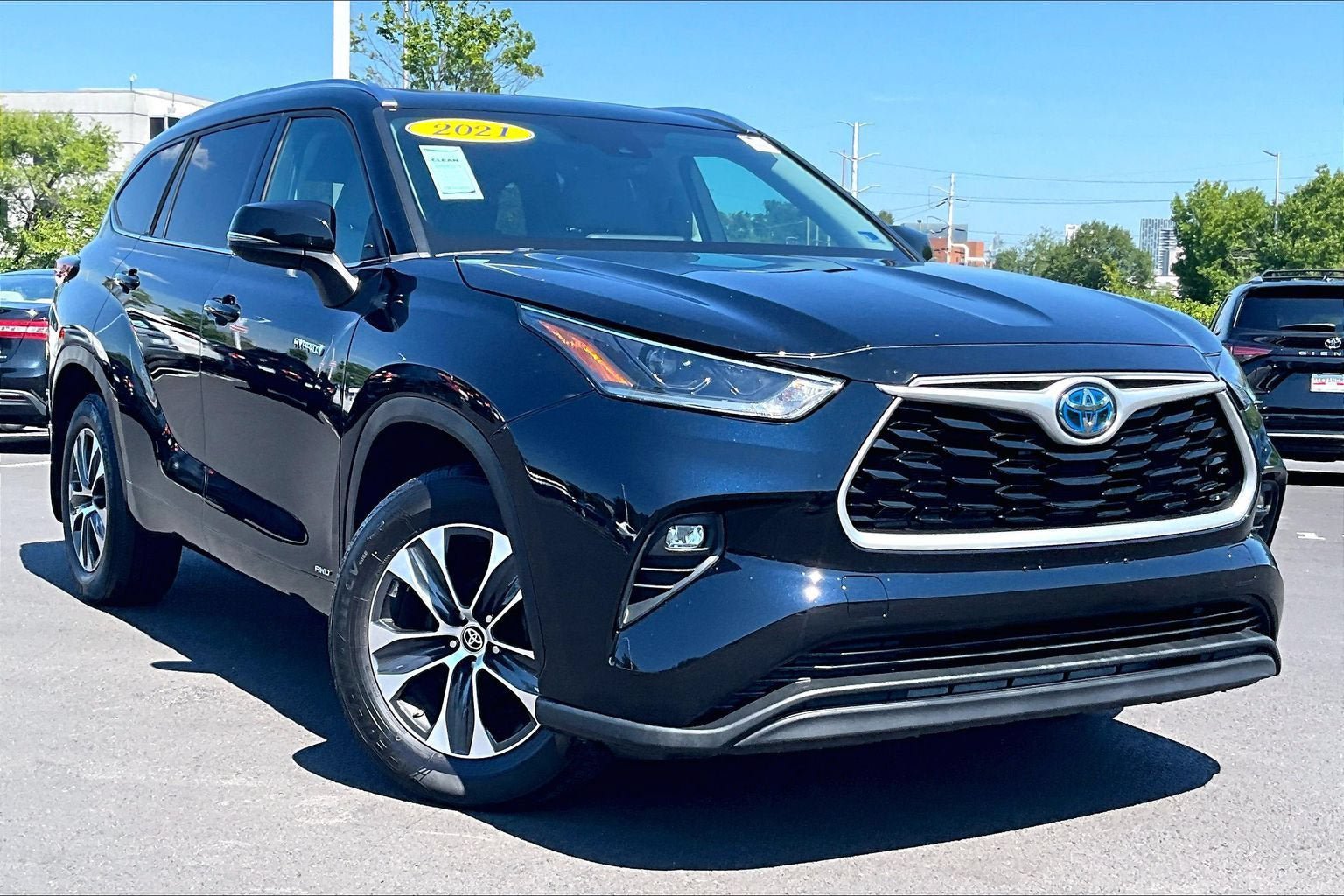 Used 2021 Toyota Highlander XLE AWD/4WD image 2