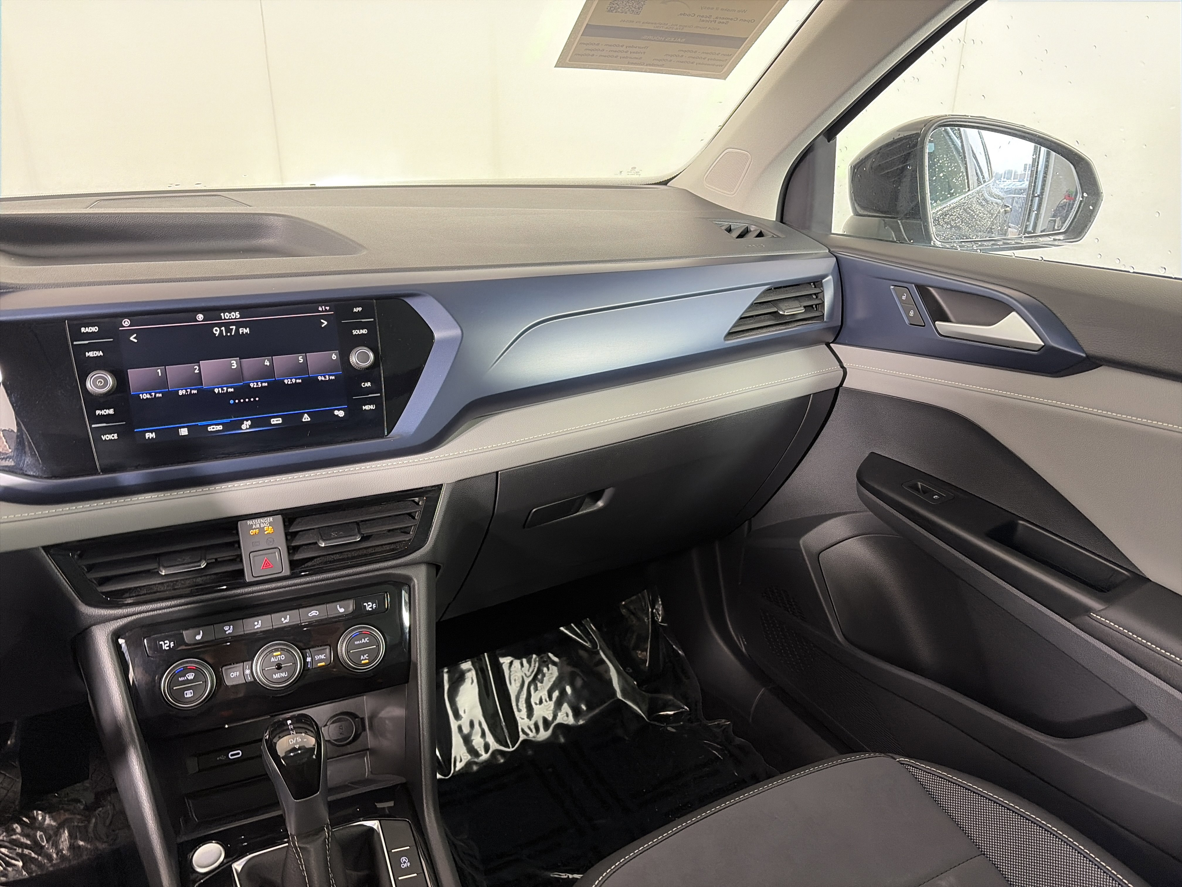 Used 2024 Volkswagen Taos SE w/ Panoramic Sunroof Package image 4